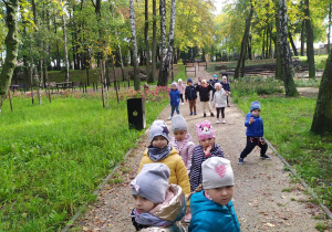 Dzieci spacerują po parku